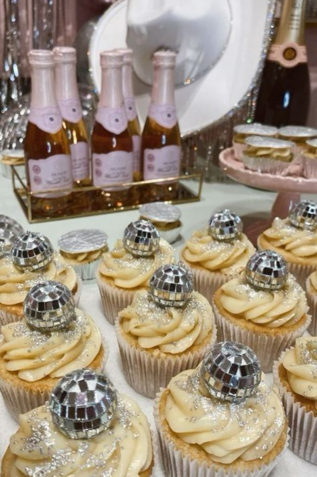 16 New Year's Eve Party Ideas for Hosts Who Want the Most Instagrammable Night 16 New Year's Eve Party Ideas for Hosts Who Want the Most Instagrammable Night