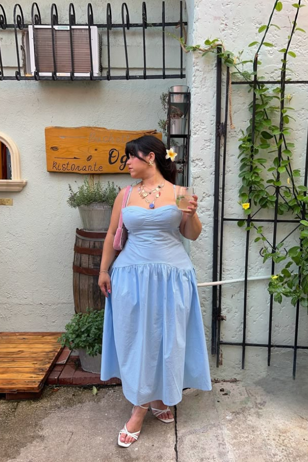 How to Dress if You Are a Petite Busty Woman without Holding Back How to Dress if You Are a Petite Busty Woman without Holding Back