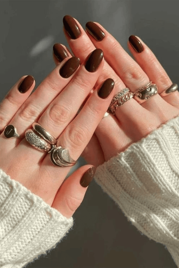 15 Drool-Worthy Fall Nail Colors For Pale Skin Tones That SLAY!