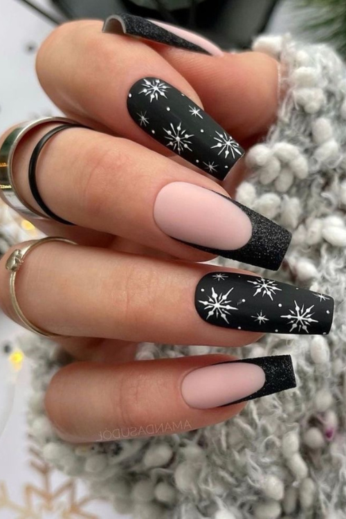 41 Breathtaking Snowflake Nail Designs That Are Chef's Kiss