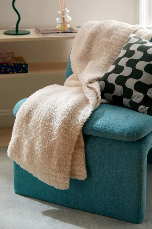 9 Cuddliest Barefoot Dreams Blanket Dupes That Are Irresistibly Soft