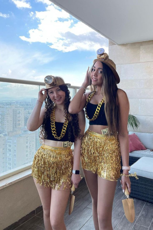 46 Duo Halloween Costumes So Iconic, They Might Break the Internet