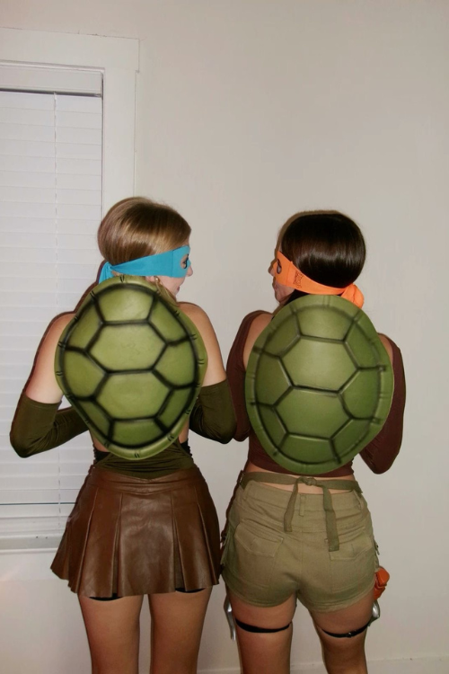 46 Duo Halloween Costumes So Iconic, They Might Break the Internet