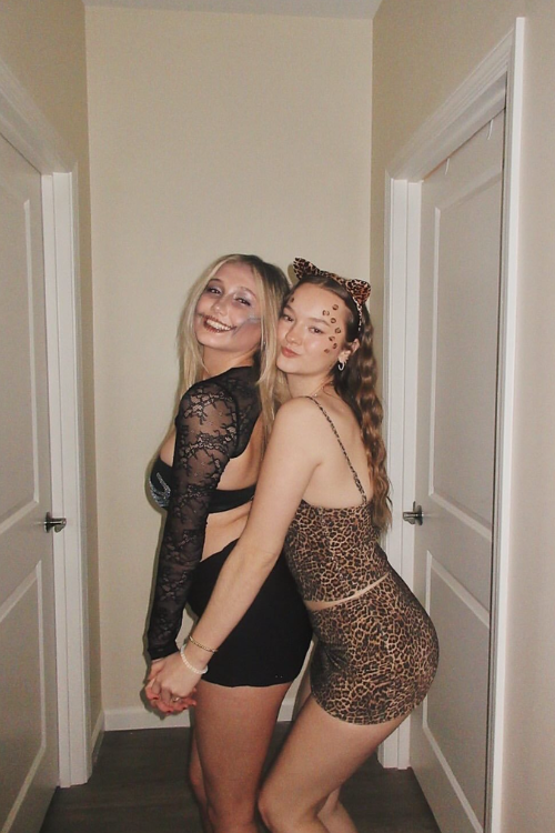 46 Duo Halloween Costumes So Iconic, They Might Break the Internet