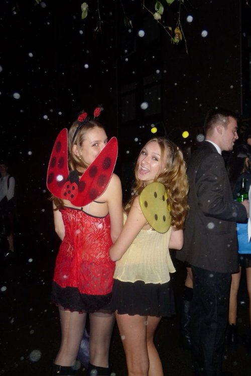 46 Duo Halloween Costumes So Iconic, They Might Break the Internet