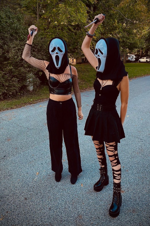 46 Duo Halloween Costumes So Iconic, They Might Break the Internet