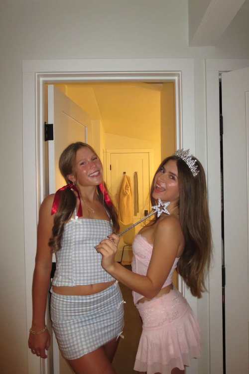 46 Duo Halloween Costumes So Iconic, They Might Break the Internet