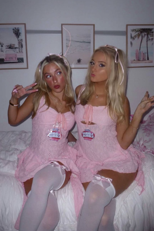 46 Duo Halloween Costumes So Iconic, They Might Break the Internet
