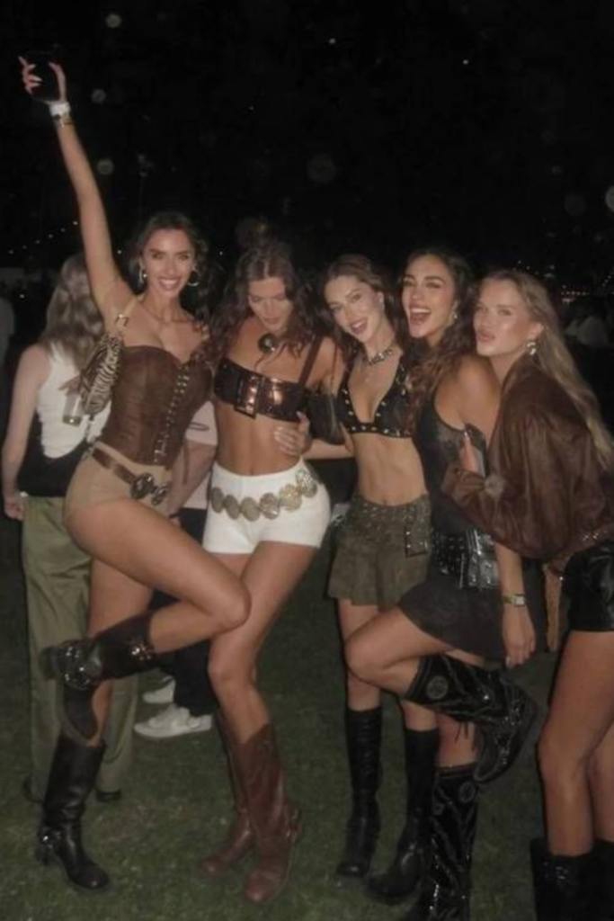 33 Smokin’ Hot Lollapalooza Outfits That’ll Have All Eyes on You 33 Smokin’ Hot Lollapalooza Outfits That’ll Have All Eyes on You