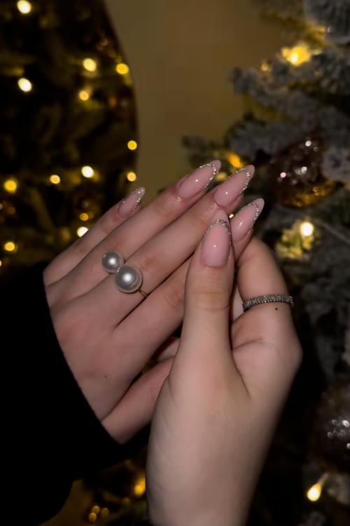 21 Simple Christmas Nails for Girls Who Like Pretty Without the Drama 21 Simple Christmas Nails for Girls Who Like Pretty Without the Drama