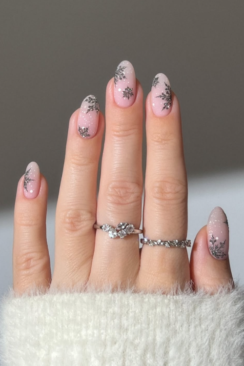 21 Simple Christmas Nails for Girls Who Like Pretty Without the Drama 21 Simple Christmas Nails for Girls Who Like Pretty Without the Drama