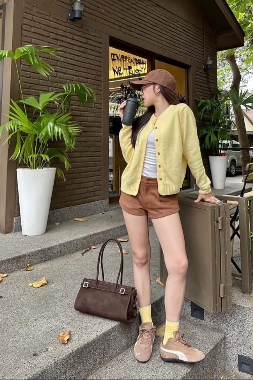 The 23 Brown Shorts Outfits That Take You From Coffee Runs to Cocktails The 23 Brown Shorts Outfits That Take You From Coffee Runs to Cocktails