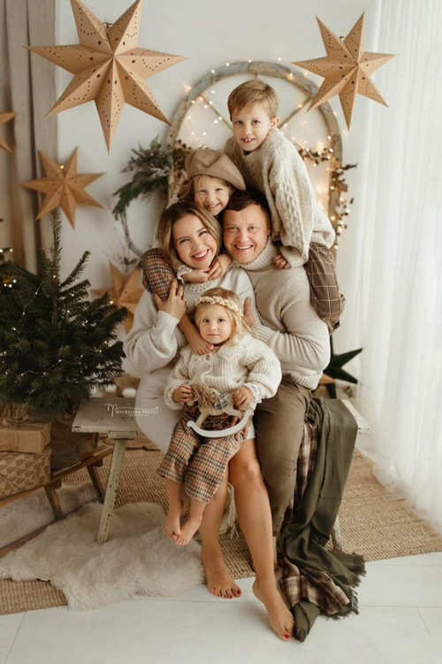 18 Picture-Perfect Christmas Family Photos Outfit Ideas You'll Totally 100% Love 18 Picture-Perfect Christmas Family Photos Outfit Ideas You'll Totally 100% Love