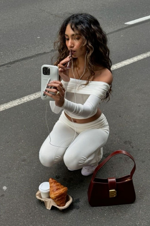 19 White Leggings Outfits That Make Casual Look Effortlessly Expensive 19 White Leggings Outfits That Make Casual Look Effortlessly Expensive