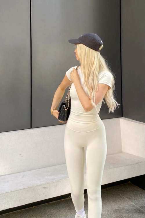 19 White Leggings Outfits That Make Casual Look Effortlessly Expensive 19 White Leggings Outfits That Make Casual Look Effortlessly Expensive