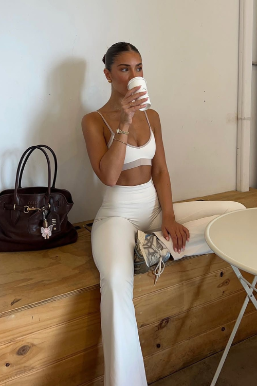 19 White Leggings Outfits That Make Casual Look Effortlessly Expensive 19 White Leggings Outfits That Make Casual Look Effortlessly Expensive
