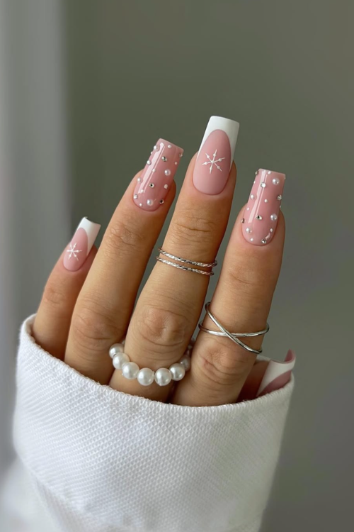 43 White Christmas Nails That Are So Gorgeous, You'd Want Them All!