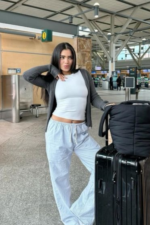 32 Comfy Airport Outfits That Are As Cute As They Are Cozy 32 Comfy Airport Outfits That Are As Cute As They Are Cozy