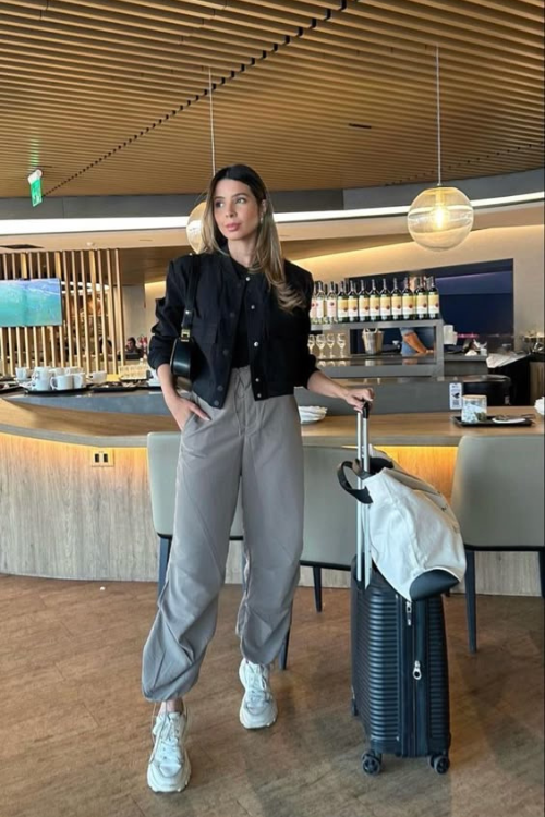 32 Comfy Airport Outfits That Are As Cute As They Are Cozy airport outfits