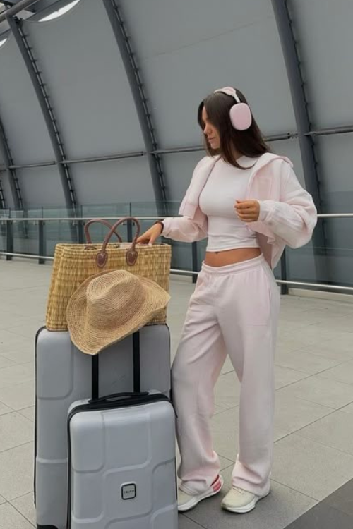 32 Comfy Airport Outfits That Are As Cute As They Are Cozy 32 Comfy Airport Outfits That Are As Cute As They Are Cozy