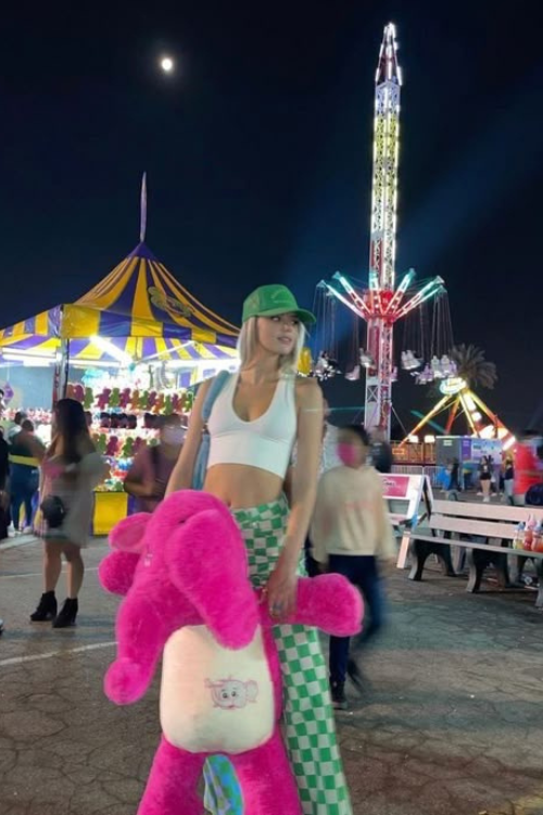 28 Cute Amusement Park Outfits That’ll Survive Roller Coasters and Slay All Day 28 Cute Amusement Park Outfits That’ll Survive Roller Coasters and Slay All Day