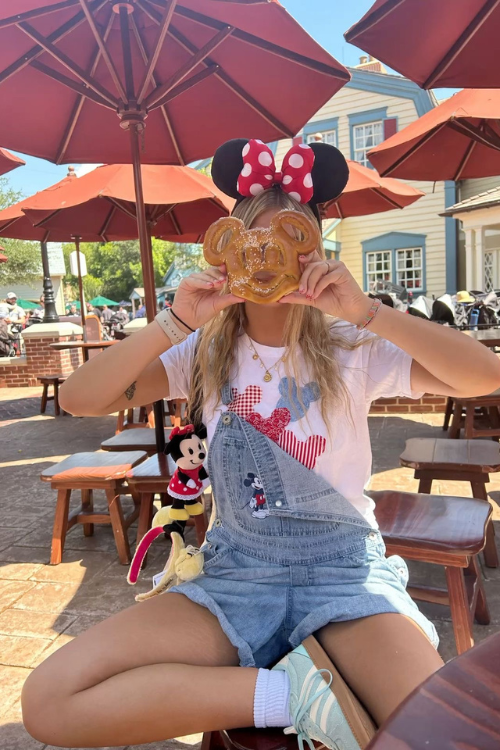 28 Cute Amusement Park Outfits That’ll Survive Roller Coasters and Slay All Day 28 Cute Amusement Park Outfits That’ll Survive Roller Coasters and Slay All Day