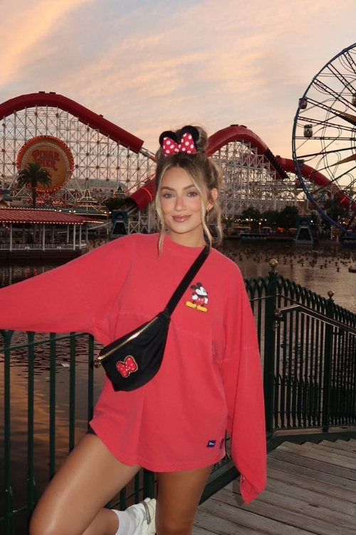28 Cute Amusement Park Outfits That’ll Survive Roller Coasters and Slay All Day 28 Cute Amusement Park Outfits That’ll Survive Roller Coasters and Slay All Day