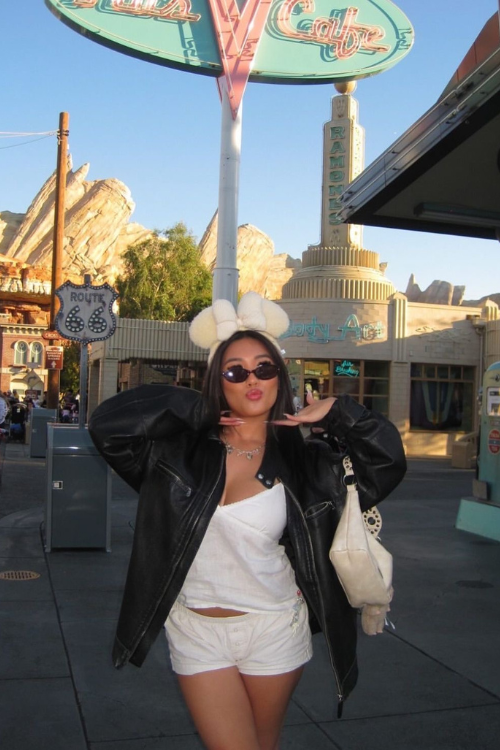 28 Cute Amusement Park Outfits That’ll Survive Roller Coasters and Slay All Day 28 Cute Amusement Park Outfits That’ll Survive Roller Coasters and Slay All Day