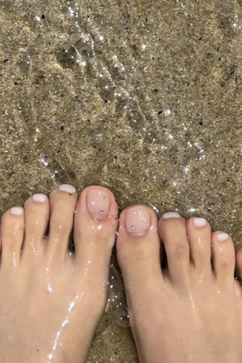 24 Cute Summer Toe Nails That Look Perfect in Sandals and Beach Photos 24 Cute Summer Toe Nails That Look Perfect in Sandals and Beach Photos