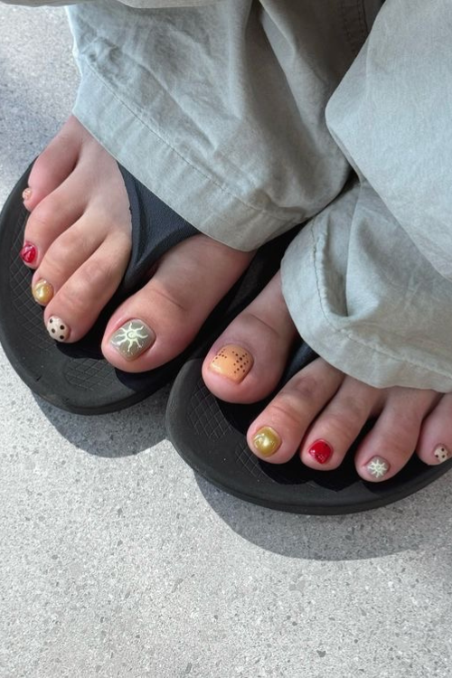 24 Cute Summer Toe Nails That Look Perfect in Sandals and Beach Photos 24 Cute Summer Toe Nails That Look Perfect in Sandals and Beach Photos