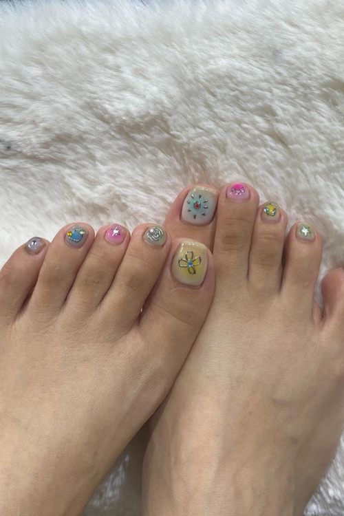 24 Cute Summer Toe Nails That Look Perfect in Sandals and Beach Photos 24 Cute Summer Toe Nails That Look Perfect in Sandals and Beach Photos