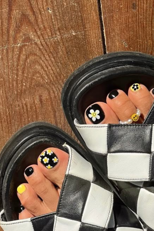 24 Cute Summer Toe Nails That Look Perfect in Sandals and Beach Photos 24 Cute Summer Toe Nails That Look Perfect in Sandals and Beach Photos