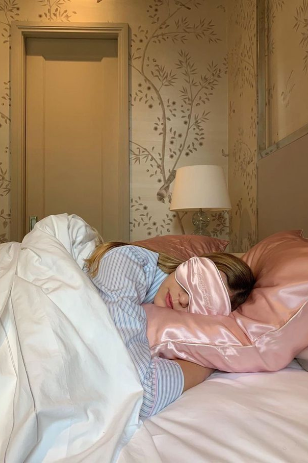 14 Overnight Beauty Tips to Wake Up Pretty (While You Sleep) 14 Overnight Beauty Tips to Wake Up Pretty (While You Sleep)