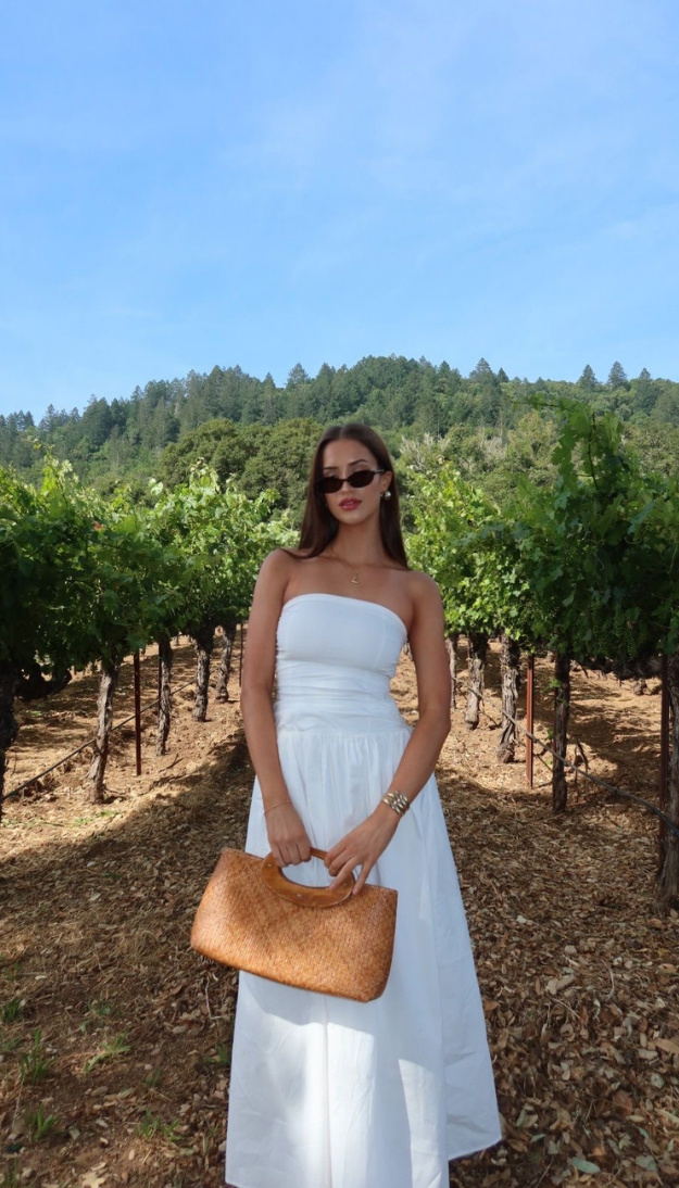 24 Cute Summer Winery Outfits Perfect for Picnics, Rosé, and Golden Hour Views 24 Cute Summer Winery Outfits Perfect for Picnics, Rosé, and Golden Hour Views