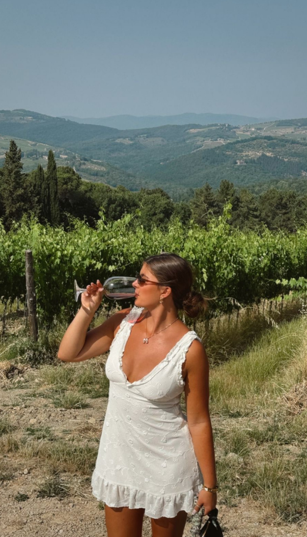 24 Cute Summer Winery Outfits Perfect for Picnics, Rosé, and Golden Hour Views 24 Cute Summer Winery Outfits Perfect for Picnics, Rosé, and Golden Hour Views