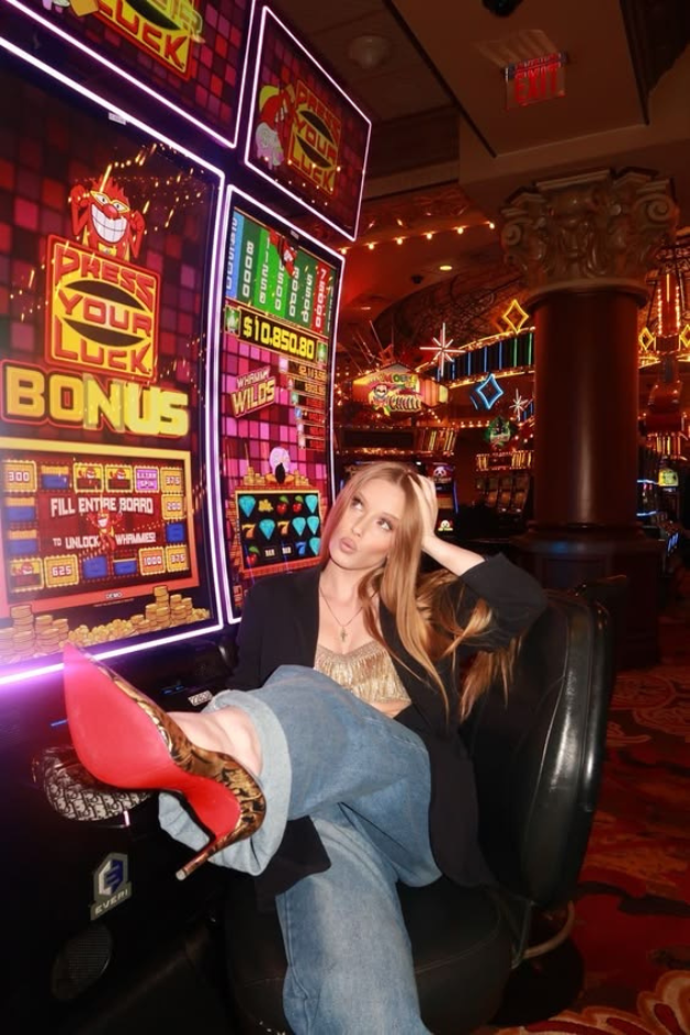 23 Hot-Girl Las Vegas Outfits Made for Rooftops, Casinos, and Late Nights 23 Hot-Girl Las Vegas Outfits Made for Rooftops, Casinos, and Late Nights