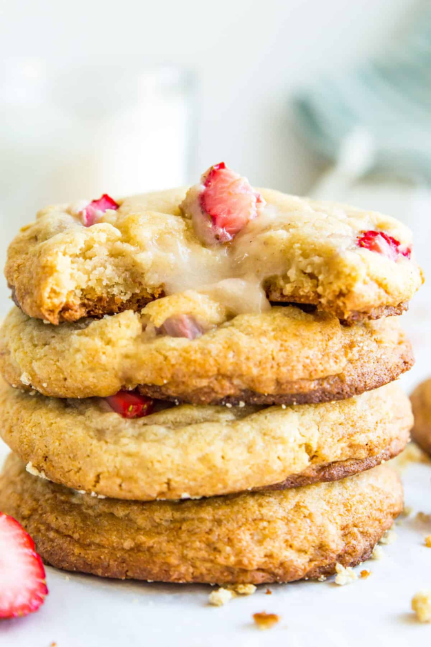26 Strawberry Desserts That Are Almost Too Pretty to Eat (Almost) 26 Strawberry Desserts That Are Almost Too Pretty to Eat (Almost)