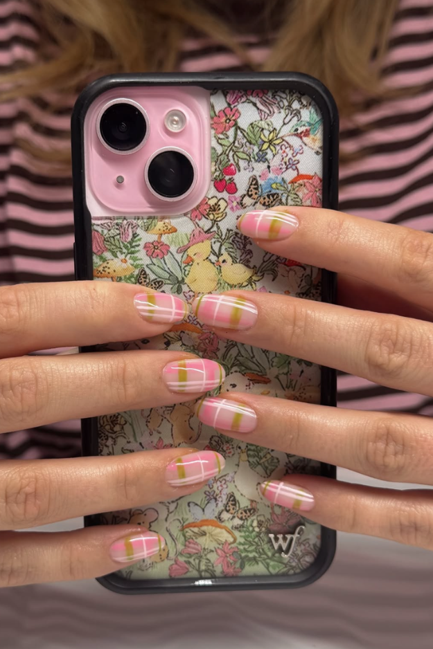 12 Pink Plaid Nails So Pretty, They Belong on a Pinterest Mood Board 12 Pink Plaid Nails So Pretty, They Belong on a Pinterest Mood Board
