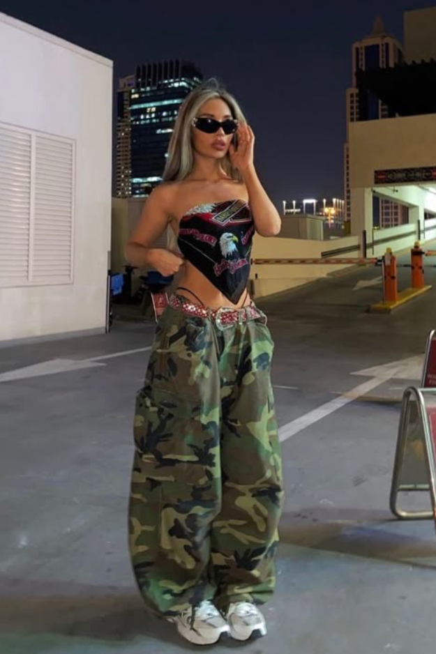 16 Cool-Girl Y2K Outfits That Look Straight Out of an Early 2000s Movie 16 Cool-Girl Y2K Outfits That Look Straight Out of an Early 2000s Movie