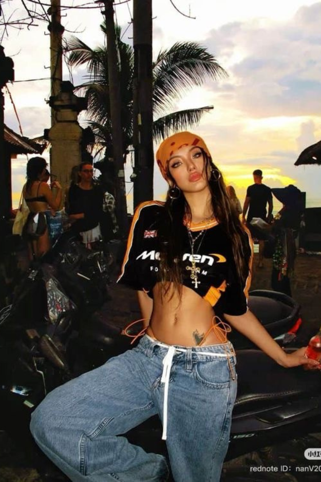 16 Cool-Girl Y2K Outfits That Look Straight Out of an Early 2000s Movie 16 Cool-Girl Y2K Outfits That Look Straight Out of an Early 2000s Movie