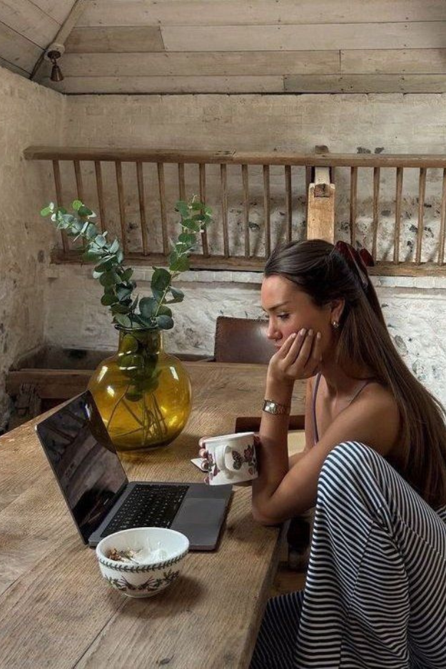 15 Easy Habits to Steal From Attractive Women (That Have Nothing to Do With Looks) 15 Easy Habits to Steal From Attractive Women (That Have Nothing to Do With Looks)