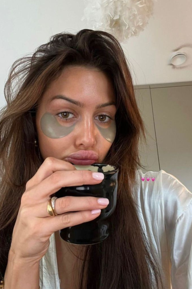 15 Easy Habits to Steal From Attractive Women (That Have Nothing to Do With Looks) 15 Easy Habits to Steal From Attractive Women (That Have Nothing to Do With Looks)