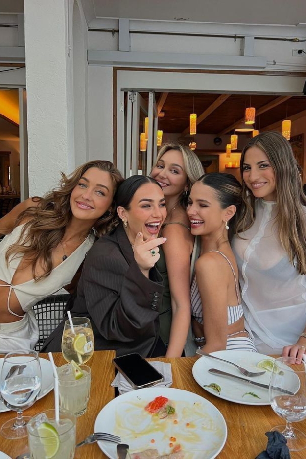 15 Easy Habits to Steal From Attractive Women (That Have Nothing to Do With Looks) 15 Easy Habits to Steal From Attractive Women (That Have Nothing to Do With Looks)