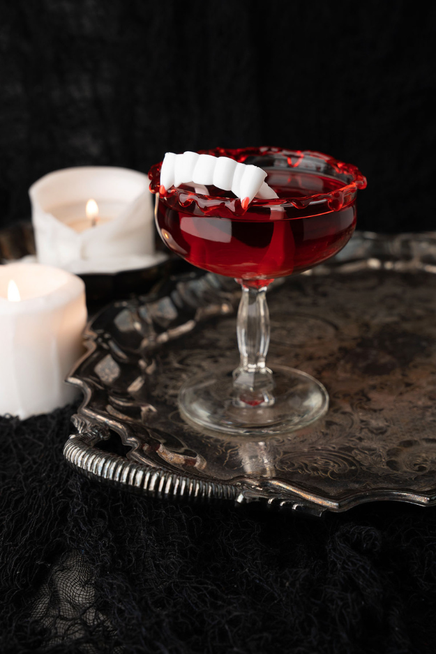 30 Halloween Cocktails That Look Like They Came Straight From a Witch’s Bar Cart 30 Halloween Cocktails That Look Like They Came Straight From a Witch’s Bar Cart