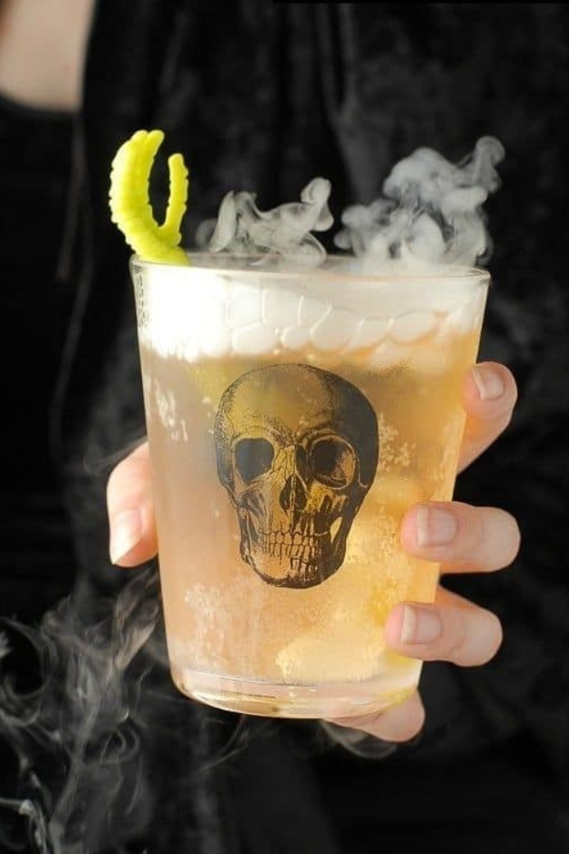 30 Halloween Cocktails That Look Like They Came Straight From a Witch’s Bar Cart 30 Halloween Cocktails That Look Like They Came Straight From a Witch’s Bar Cart