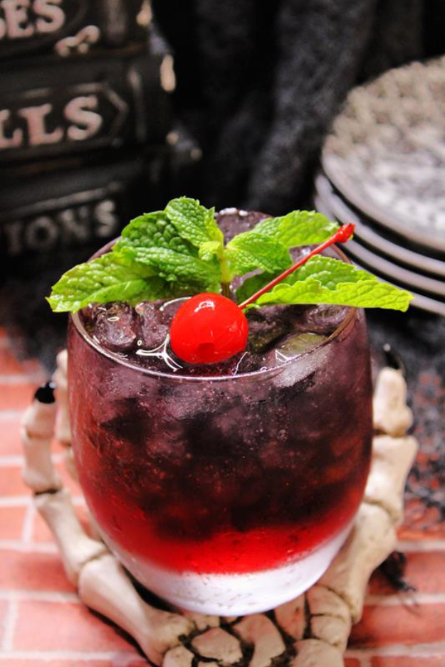 30 Halloween Cocktails That Look Like They Came Straight From a Witch’s Bar Cart 30 Halloween Cocktails That Look Like They Came Straight From a Witch’s Bar Cart