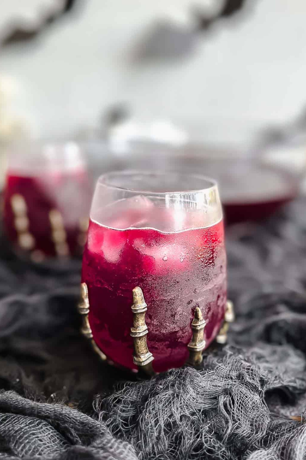 30 Halloween Cocktails That Look Like They Came Straight From a Witch’s Bar Cart 30 Halloween Cocktails That Look Like They Came Straight From a Witch’s Bar Cart