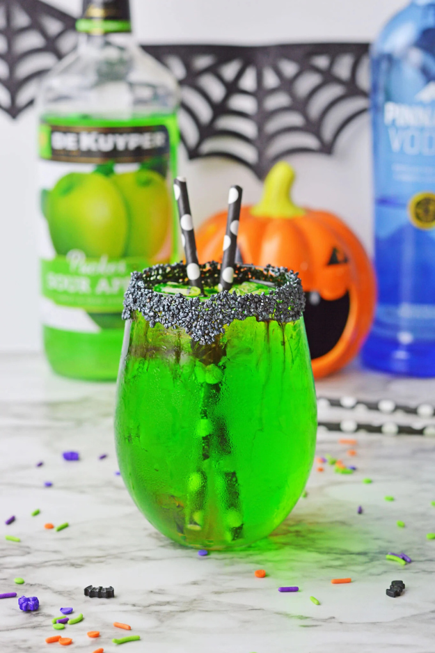 30 Halloween Cocktails That Look Like They Came Straight From a Witch’s Bar Cart 30 Halloween Cocktails That Look Like They Came Straight From a Witch’s Bar Cart