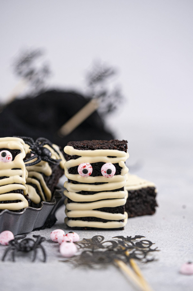 31 Easy Halloween Desserts That Steal the Spotlight Before the Candy Does 31 Easy Halloween Desserts That Steal the Spotlight Before the Candy Does