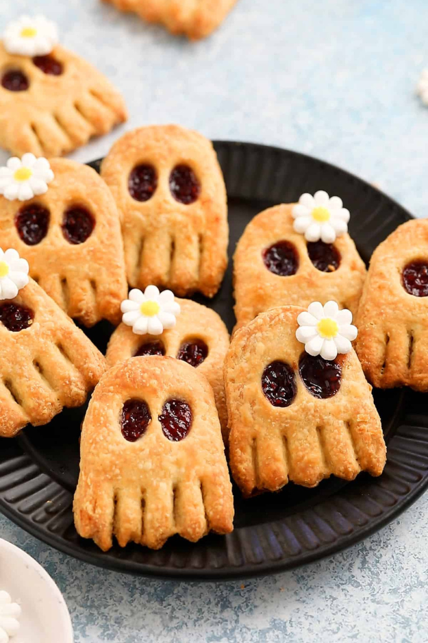 42 Halloween Snacks So Fun, Even Adults Will Race to the Snack Table 42 Halloween Snacks So Fun, Even Adults Will Race to the Snack Table